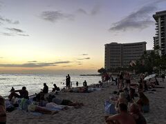 夜ご飯ついでにワイキキビーチを散策です。

懐かしいですね！
海外きましたーって景色にまた泣きそうになりました。