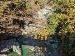 祖谷渓といえば かずら橋 が有名です。

綺麗な祖谷川にかかる、葛類を使って架けられた吊橋です。