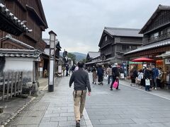 夫婦岩から伊勢神宮へと向かいます。ちょっと遠くの駐車場に停めて川沿いを歩き、おかげ横丁を歩きます。