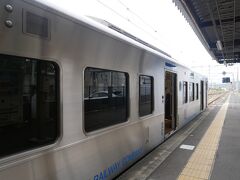 車内はさっき程ではないけど座れないくらいの混雑状況だったけど佐賀駅で一気に人が降りてそのあとは空いてた。
目的地の武雄温泉に行くには江北駅で乗換え。