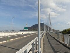 多々羅大橋に上がってきました。

画像奥が広島県側です。

125ccまでの原付1種・2種は本線を挟んで、愛媛県から広島県に向かって左側(北側)を、自転車・歩行者・軽車両は右側(南側)を走ります。