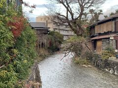 こちらはホテル近くの白川
ホテルから徒歩5分ほどのところにある、祇園饅頭さんへお買い物に行きました。