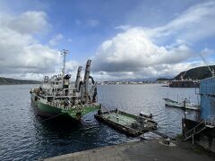 山川港。この日は、対岸に渡るフェリーも全便欠航でした。