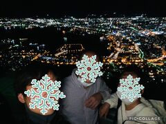 食べた後は100万ドルの夜景～。函館山のロープウエイに乗って到着。
高2の修学旅行以来の函館山はきらきらしてとてもきれい　風も出ていて少し肌寒かったです。