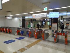 福岡市地下鉄博多駅の改札です。
ここ福岡では地下鉄もバスもSuicaを使うことができます。
モバイルSuicaであればオートチャージを気にすることなく利用できます。