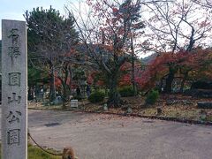 次は八坂神社の道しるべを頼りに歩いていたら、
円山公園が。暖かい良い天気なので、人がたくさんいました。

私たちは旅終盤で、疲れがピーク。
休憩したいけど、とりあえず公園を横目に進む。