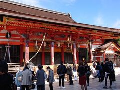 八坂神社、着きました。
敷地が狭いのもあり、今までで人が一番多いです。
