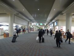 那覇空港には、ほぼ定時で到着。	