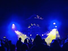 般若心経と第九の音楽にあわせて光ります。