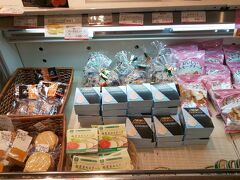 途中で広島三次ワイナリーに立ち寄りました。
お土産にチーズをいくつか購入。