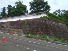 るーぷる仙台バスで仙台城跡へ。
大手門北川土塀。現存です。