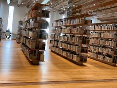 富山ガラス美術館と併設の図書館。
建物の中もオシャレ！

