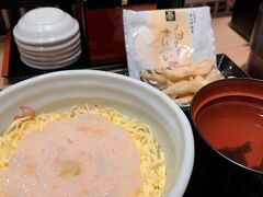 富山駅でお昼ご飯。
白えび丼　天丼と迷ったけど生の甘い白えびが食べたくて、こちらを選択。
甘くて美味しい！
手で一つ一つ剥いてるのはすごく大変だよなー。
大満足のお昼ご飯