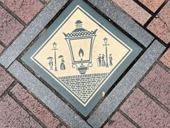 馬車道通りのタイル
この辺りはハマの街灯点火の地だそうです。