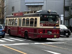 観光スポット周遊バス「あかいくつ」号が走っています。満員です。