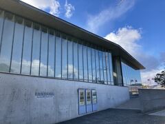 建物が海に向かって建てられています。