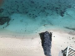 2日目
ホテルの部屋から外を見てみた。雨雲が広がっているけれど、足元の海と砂浜は超きれい。