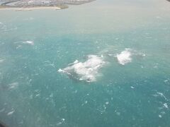 那覇空港着陸前に飛行機の窓から。やはり沖縄の海の色は綺麗。
沖縄定刻は15：25でしたが、ちょっと遅れて到着。