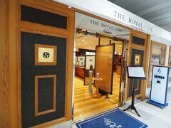 そのすぐ隣がTHE ROYAL CAFE YOKOHAMA
この時間帯はTHE ROYAL EXPRESSのゲスト専用だったけど、ふだんはカフェとしても営業してるみたいです。