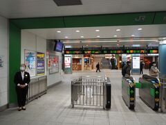 アテンダントさんの先導でＪＲ横浜駅北改札を通って