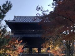 最初にやってきたのは、南禅寺。
四季問わず観光スポットとしては人気が高いですが、やはり紅葉の時期が一番映えますね。