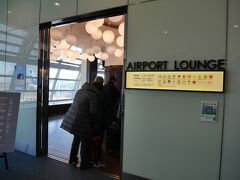 羽田空港で搭乗手続きを終え、エアポートラウンジに入ります。
旅行客や出張族が戻ってきたので、かなり混雑していますね。