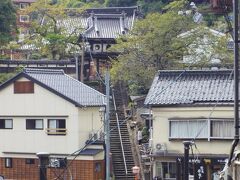 湯村温泉は川沿いにある温泉街