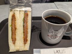 ■12月16日早朝、羽田空港に到着しました。
国内線乗り継ぎまで3時間ほどあります。
朝ごはん食べよう。
コンビニで売っているようなサンドイッチですが、コーヒーとサンドイッチで結構なお値段でした。うーん、空港はやっぱりお高い。
