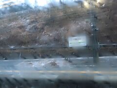 と思ったら､トンネルを抜けて甲斐大和駅には雪が積もっていた