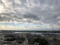玉取崎展望台から1時間でホテルに戻ってきました。
早朝に比べればかなり明るくなったが、頭上は厚い雲のベールで覆われていました。