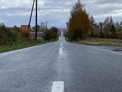 『ジェットコースターの路』へ
北海道は、どこまでも続く一本道が有名ですが、ここは本当に長くながくどこまでも果てしなく続いていました。しかもウネウネとまるでジェットコースターのように！
写真ではうまく伝わりません、、是非一度行ってみて下さい。
また、公道ですので、車を停めて外に出る際は要注意を。