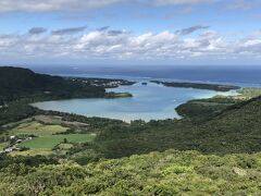 40分ほどの登山で川平湾絶景テラスに到達。
ここも「島人ぬ宝さがし」スポットの一つで、正面が川平湾、左手には屋良部半島、右手には平久保半島を一望できます。
太陽は顔を出しているが、雲が多いので川平湾は暗めの青色で少し残念でした。