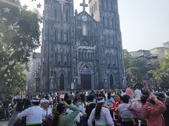 ハノイ大教会
教会周辺に写っている人はベトナムの少数民族の人達だそうです。