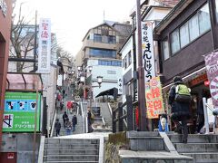 「伊香保温泉」バス停から石段街まではあまり高低差なく数分で着きます