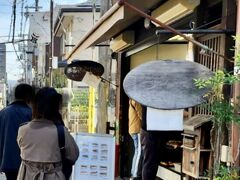 祇園白川界隈を散歩した後、早朝から営業している、まるき製パン所に立ち寄りました。
7:30何人かの町の行列ができていました。