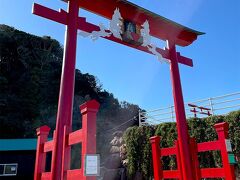 白狐のお告げにより建立されたという元乃隅神社。