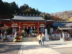 大山阿夫利神社にお詣りします。
これはたまたま人があまりいないときで、実際は
かなり人が多かったです。平日なのにすごいなぁ･･･
