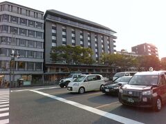 一日目　１８：４０　ホテル本能寺
写真は二日目に撮影したものですが、真っ暗な京都市街地を突き進み宿泊場所であるホテル本能寺に到着しました
夕飯までに予め郵送しておいた荷物を受け取り、部屋へ移動します