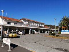 伊東駅には旅館やホテルの送迎車がたくさん入ってきます。