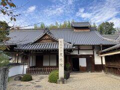 最後に向かったのは、桜井にある安倍文殊院です。

創建は645年という、歴史のあるお寺で、祈祷寺として1300年以上の歴史がある、檀家さんを持たないという珍しい寺院の一つです。

本尊は「三人寄れば文殊の智恵」で有名な文殊菩薩で、4人の脇侍を連れて雲海を渡り、お説法の旅に出かけている姿を現しています。
獅子に乗る文殊菩薩を中心に、左に維摩居士と須菩提、右に獅子の手綱を持つ優填王と先導役の善財童子、という四人の脇士を伴う「渡海文殊群像」で、全てが国宝に指定されています。

某TVでご本尊が紹介され、圧倒的な迫力を感じ、是非とも拝顔させて頂きたいと今回の旅程に組み入れました。

大和七福神（信貴山朝護孫子寺、久米寺、長谷寺、おふさ観音、談山神社、當麻寺中之坊、安倍文殊院）に大神神社が加わり、大和七福八宝の会が発足されています。