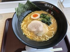 友達は横浜家系ラーメンを食べていました。値段は790円です。