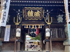 櫛田神社の楼門に到着～。結構人がいます。
