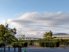 空港からバスに乗ってアウトレットモールあしびなーへやってきた
海が見えるとの事だったけど途中で見えただけ