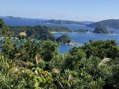 　奥左手が黒島、その右が前島、その前が儀志布島（ぎしっぷじま）、右が渡嘉敷島
左のススキの向こうが安護の浦湾（あごのうらわん）ね。
　安護の浦湾は1372年から始まった、沖縄と中国の貿易（唐船貿易）の風待ち港として利用されました。