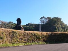 細い道を上ると岡城阯が見えてきました。少し早く到着したので車内で仮眠しながら待つことにします。気付くと8時30分過ぎ頃から入園されている方がいるようです。9時開園なのに……　券売所に行き伺うと入園出来るそうなので私たちも入園券を購入し登城することにしました。