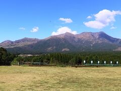 阿蘇五岳の最高峰高岳と阿蘇の山々、標高が「ヒゴのクニ」と覚えられる阿蘇高岳（1,592m）は世界に誇る阿蘇カルデラの最高峰です。