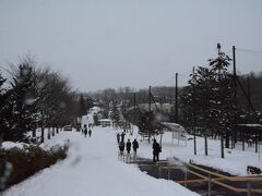 空港からはリムジンバスで一旦旭川駅まで行って、駅で乗り換えて最初の目的地旭山動物園へ。
夏場だと旭川空港からの直行バスが運行しているのですが、冬場は一度駅まで行かないといけないため1時間半ほどかかりました。