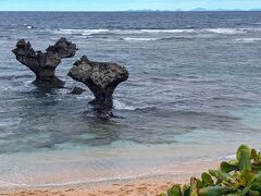 古宇利島のティーヌ浜のハートロック。
左側の岩がハートですね＊＊＊
ティーヌ浜までは少し歩きます。駐車場がいくつかあるので、近めの所にとめましょう。某アイドルグループのＣＭ撮影場所だったそうですね＊