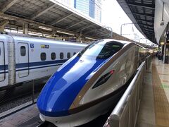 東京駅から上越新幹線で新潟駅に向かいます。