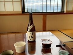 宿に戻って、お部屋で熱海で買ったお酒やおいしいものを並べて、軽飲みタイム。
しあわせなひとときです。